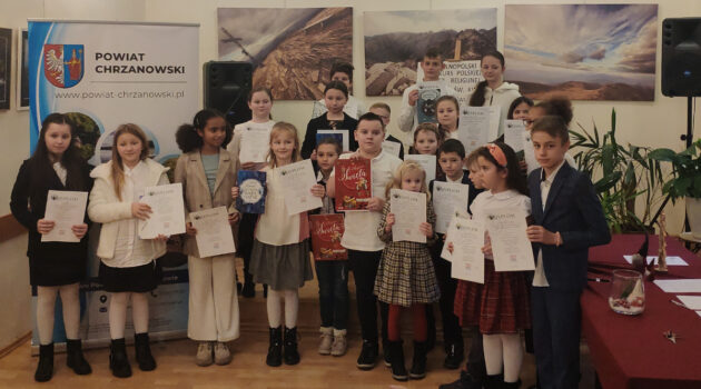 Dzieci trzymające dyplomy podczas "Ogólnopolskiego konkursu polskiej poezji religijnej"