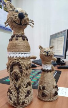 Dwa kotki wykonane ze sznurka