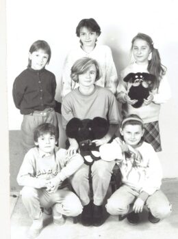 Kobieta i grupa dzieci.
