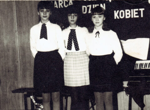 Trzy dziewczyny na uroczystej akademii.