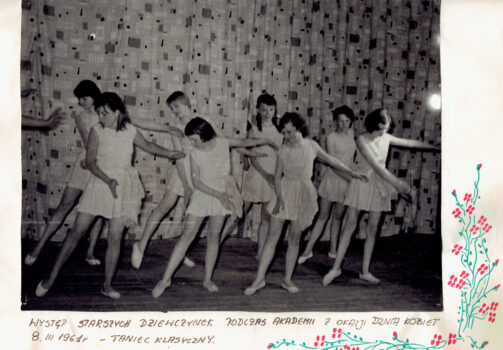 Grupa dziewczynek tańczy.