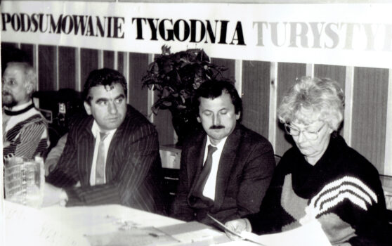 Kobieta i dwóch mężczyzn przy stole