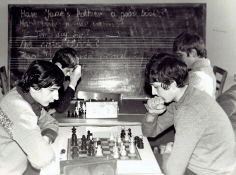 Chłopcy grają w szachy.