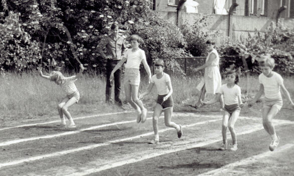 Dzieci biegną w wyścigu.