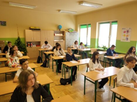 Młodzież w klasie przed dyktandem.