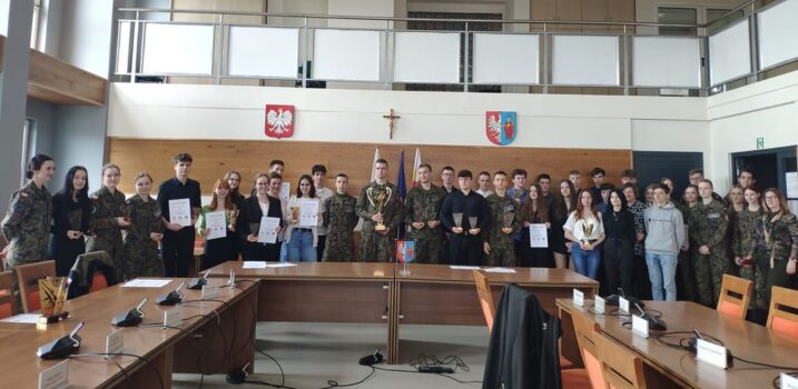 Grupa młodzież w mundurach po konkursie strzeleckim - odebranie nagród i podsumowanie.