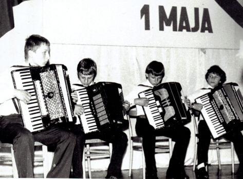 Akordeoniści grają z okazji 1 maja.