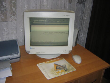 Stary komputer - widok na jego monitor.