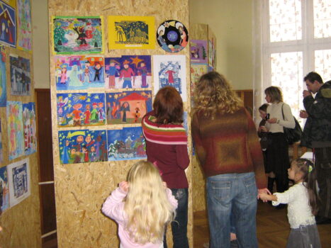 Rodzice i dzieci w galerii PMDK.