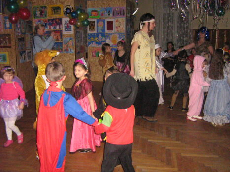 Bal przebierańców- dzieci i nauczycielka tańcza w kółeczku