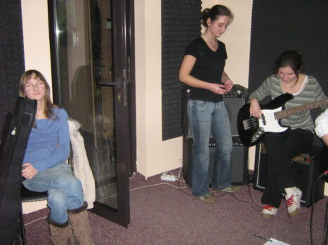 Młodzież podczas próby muzycznej w PMDK. Jedna osoba gra na gitarze.