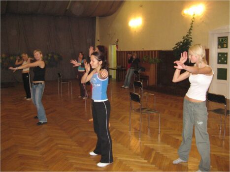 Grupa dziewcząt tańczy na sali widowiskowej MDK