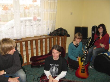 Grupa młodzieży z instrumentami- na próbie.