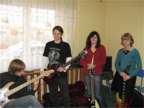 Grupa młodzieży z instrumentami- na próbie.