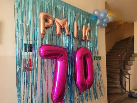 Ścianka z z okazji 70-ceia PMDK zrobiona z kolorowych błyszczących balonó