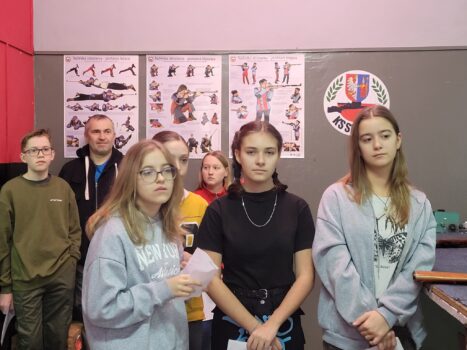 Trzy dziewczynki na strzelnicy - zdjęcie portretowe.