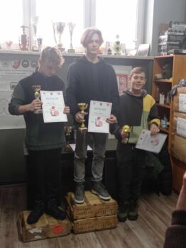 Trójka zwycięskich chłopcó- szkoła ponadpodstawowa.