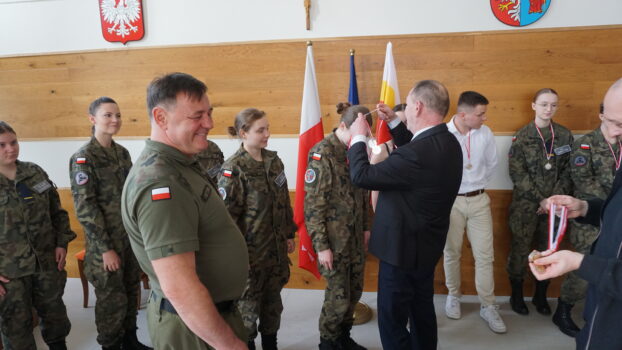Zajęcia Koła SNAJPER na strzelnicy pneumatycznej. Młodzież ćwicząca strzelanie.