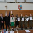 Grupa młodzieży z dyplomami i pucharami oraz Starosta Chrzanowski Andrzej Uryga, Adam Potocki, Anita Lipnicka, Jacek Palka