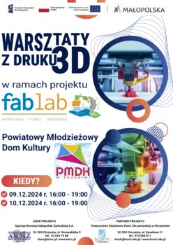 Plakat reklamujący warsztaty z kolorowymi zdjęciami przedstawiającymi wydruki. Info, że to w PMDK będą te warsztaty. Nazwa Fablab.