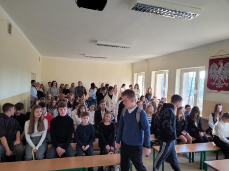 Duża grupa młodzieży przed rozpoczęciem Dyktanda na sali , gdzie odbywa się rozpoczęcie i zakończenie imprezy.