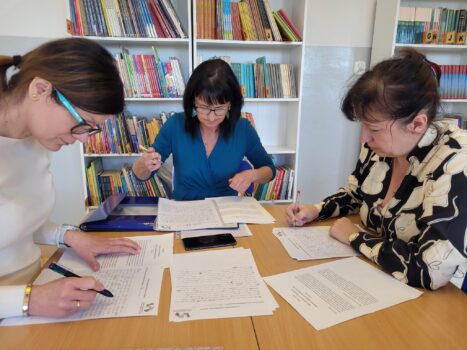 Trzy kobiety podczas sprawdzania prac konkursowych.