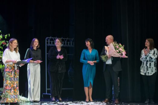 Podziękowania na scenie- dyrektor TCK Adam Potocki trzyma w ręku bukiet kwiatów, dyrektor PMDK Anita Lipnicka, kierownik muzyczny musicalu Marlena Kierczak oraz trzy inne artystki.