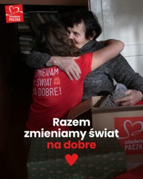 Plakat informujący o akcji "Szlachetna paczka". Kobieta w uścisku z wolontariuszem. Napis: Razem zmieniamy świat