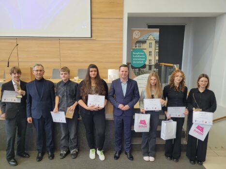 Grupa finalistów Turnieju z dyplomami. Zdobywcy I miejsca trzymają w ręku statuetki. Na zdjęciu równiez - Starosta Bartłomiej Gębala.