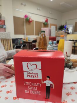 Pudełko z logo Szlachetna paczka