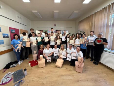 Grupa uczestnicząca w biciu rekordu w udzielaniu pierwszej pomocy przedmedycznej.