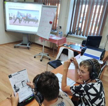 Młodzież ogląda teledysk z piosenką w języku niemieckim i rozwiązuje zadania.