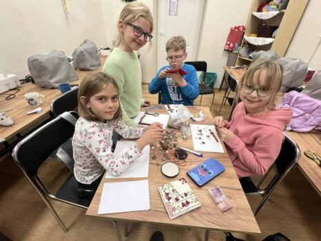 Dzieci podczas zajęć fotograficznych.