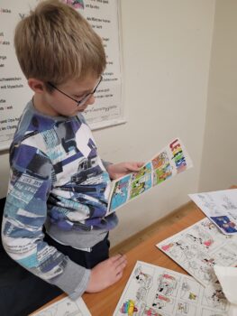 Dzieci podczas zajęć ilustracji i komiksu.