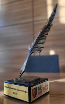 Statuetka Pióra Starosty Chrzanowskiego z Turnieju Ortograficznego.