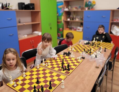 Dzieci podczas zajęć nauki gry w szachy.