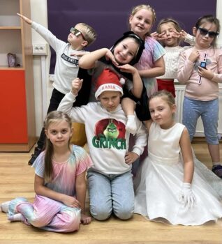 Grupa dzieci podczas zajęć teatralnych.