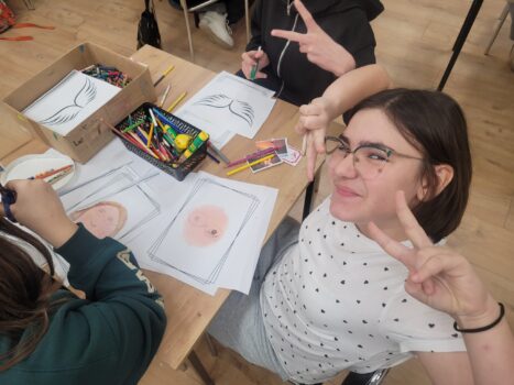 Warsztaty Przelej emocje na papier. Młodzież rysuje portrety przyjaciół.