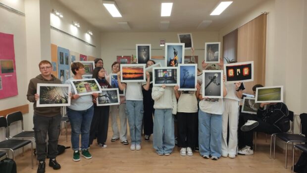 Warsztaty, grupa młodzieży ze zdjęciami.