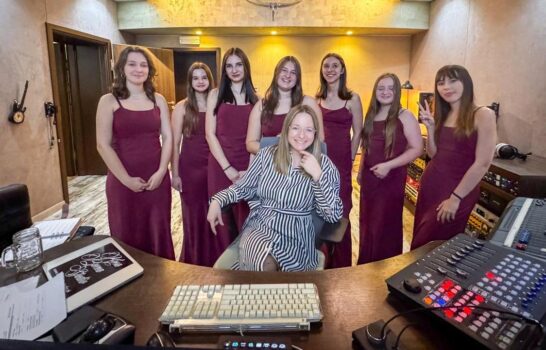 Grupa wokalna w studio muzycznym.